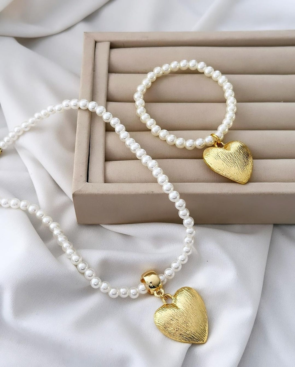 Pulseira de pérola Folheado ouro 18k com pingente de coração martelado.