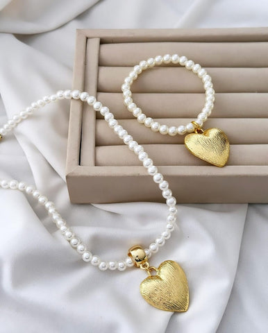Pulseira de pérola Folheado ouro 18k com pingente de coração martelado.
