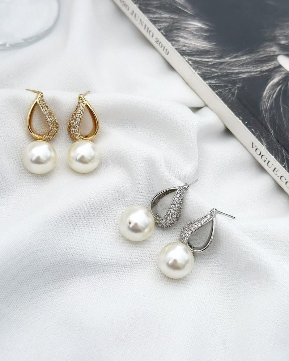 Brinco Folheado a ouro 18k Gota vazada com zirconia e pérola.