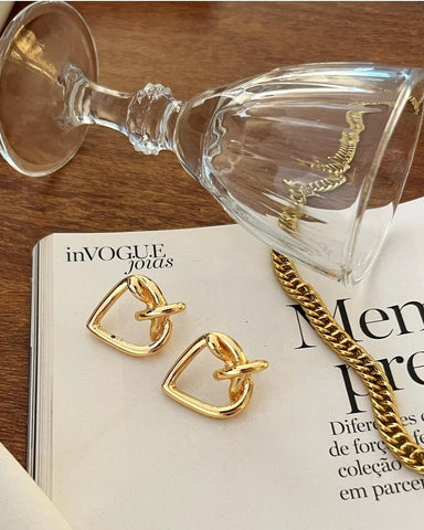 Brinco Folheado a ouro 18k dourado coração torcido vazado.