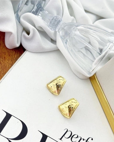 Brinco Folheado a ouro 18k detalhado.
