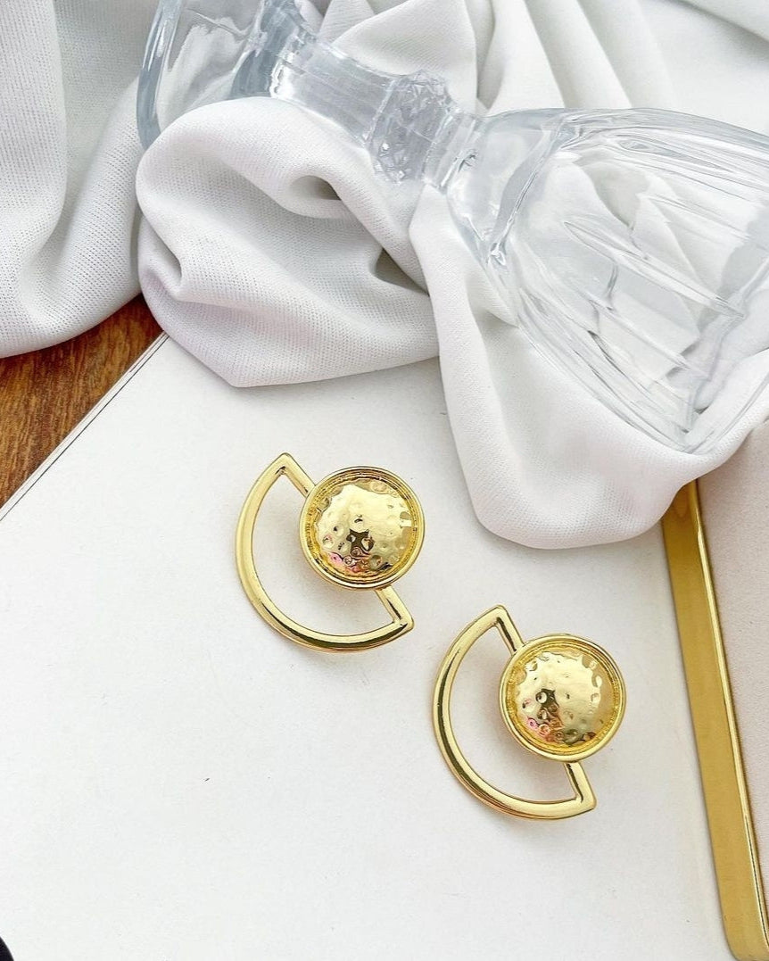 Brinco Folheado a ouro 18k Esfera central detalhado.