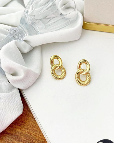 Brinco Folheado a ouro 18k. Elos entrelaçados detalhado.