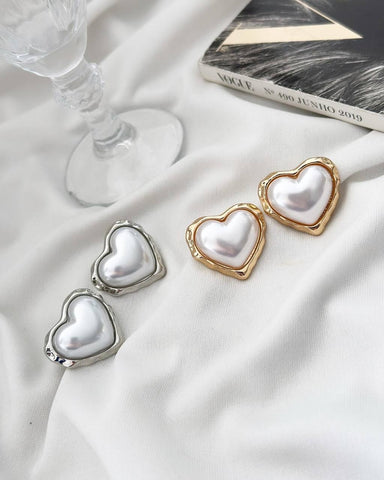 18k gold plated pearl heart earring. Gold.