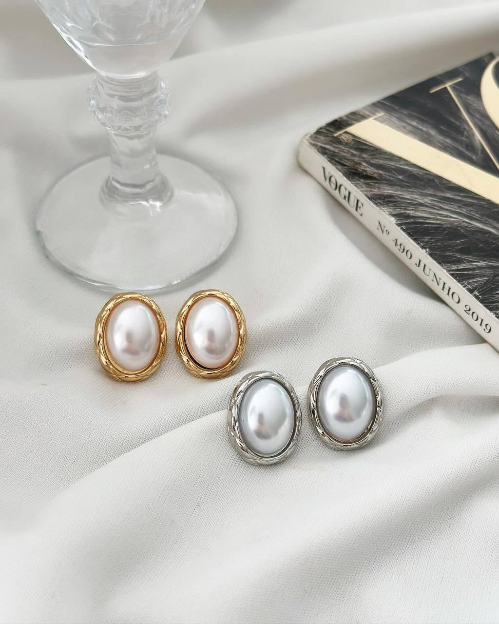 Brinco Folheado a ouro 18k Oval com pérola.