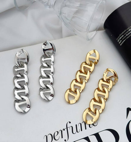 Brinco Folheado a prata 18k Elos detalhados.