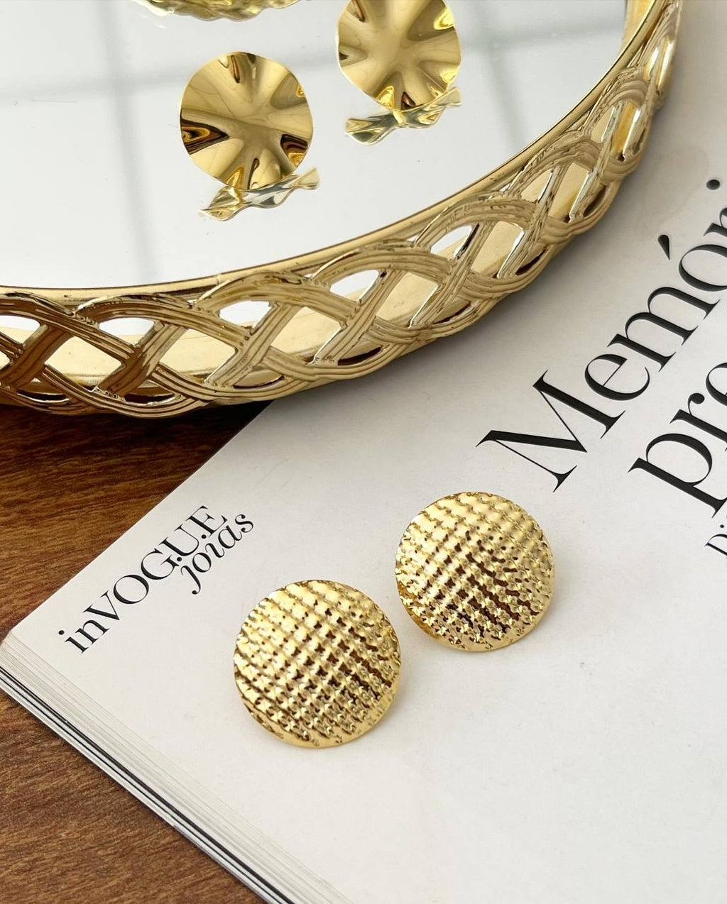 Brinco Folheado a ouro 18k pontilhado.