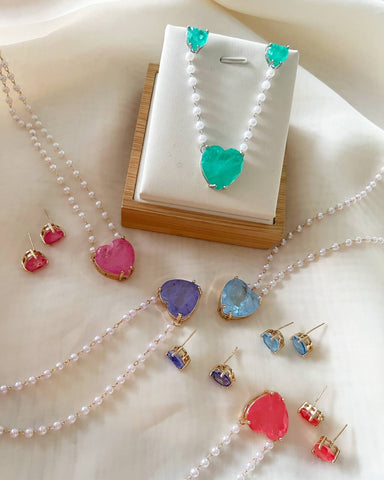 Conjunto pérola com coração zirconia fusion lilás.