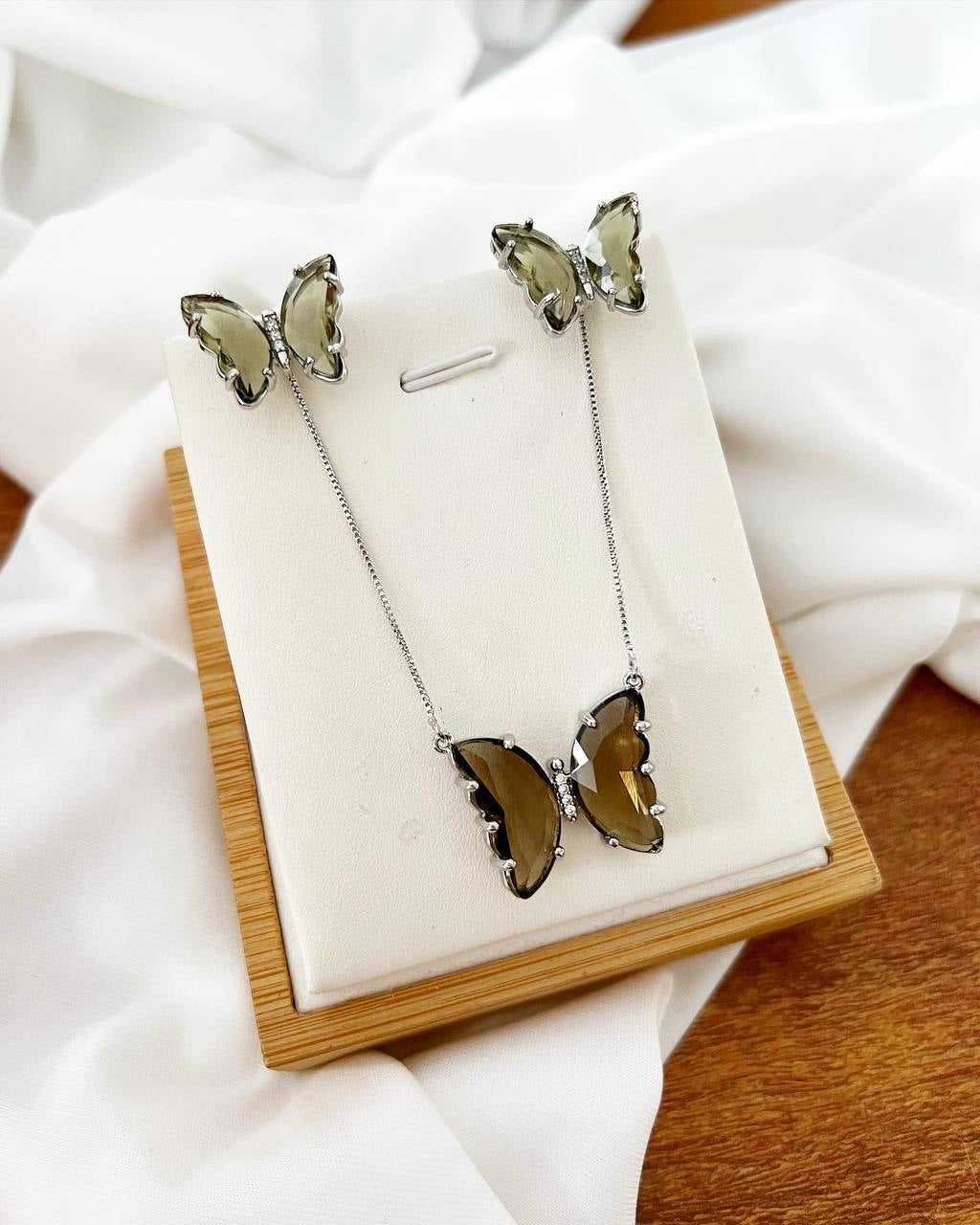 Conjunto Borboleta Folheado a prata  com zirconia fume e zirconias cravejada.