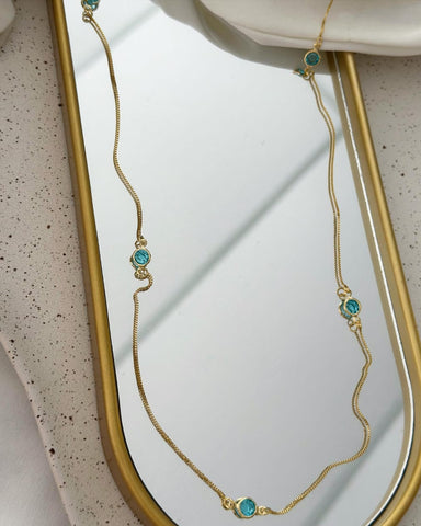 Colar longo Folheado a ouro 18k com zirconias azuis clara .