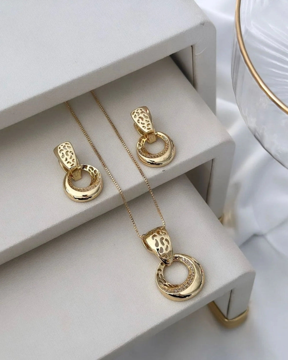 Conjunto Folheado a ouro 18k Esfera cravejada.