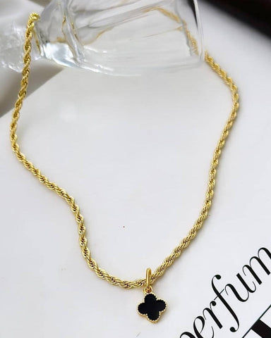 Colar Folheado a ouro 18k Inspiração Virginia preto.