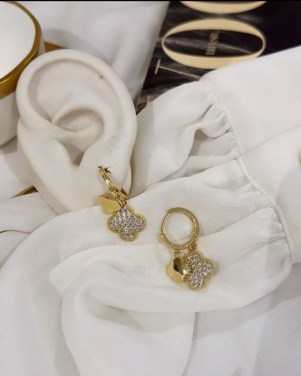 Argola folheada a ouro 18k click inspiração Virginia dupla pingente cravejado.
