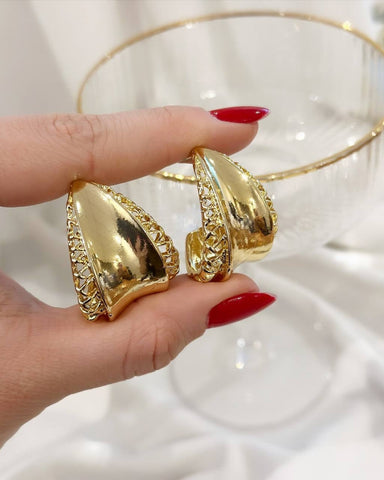 18k gold plated curved detailed earring.
