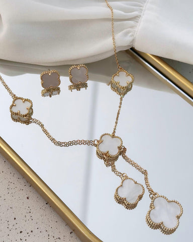 Conjunto Folheado a ouro 18k Gravatinha inspiração Virginia branco pérola .