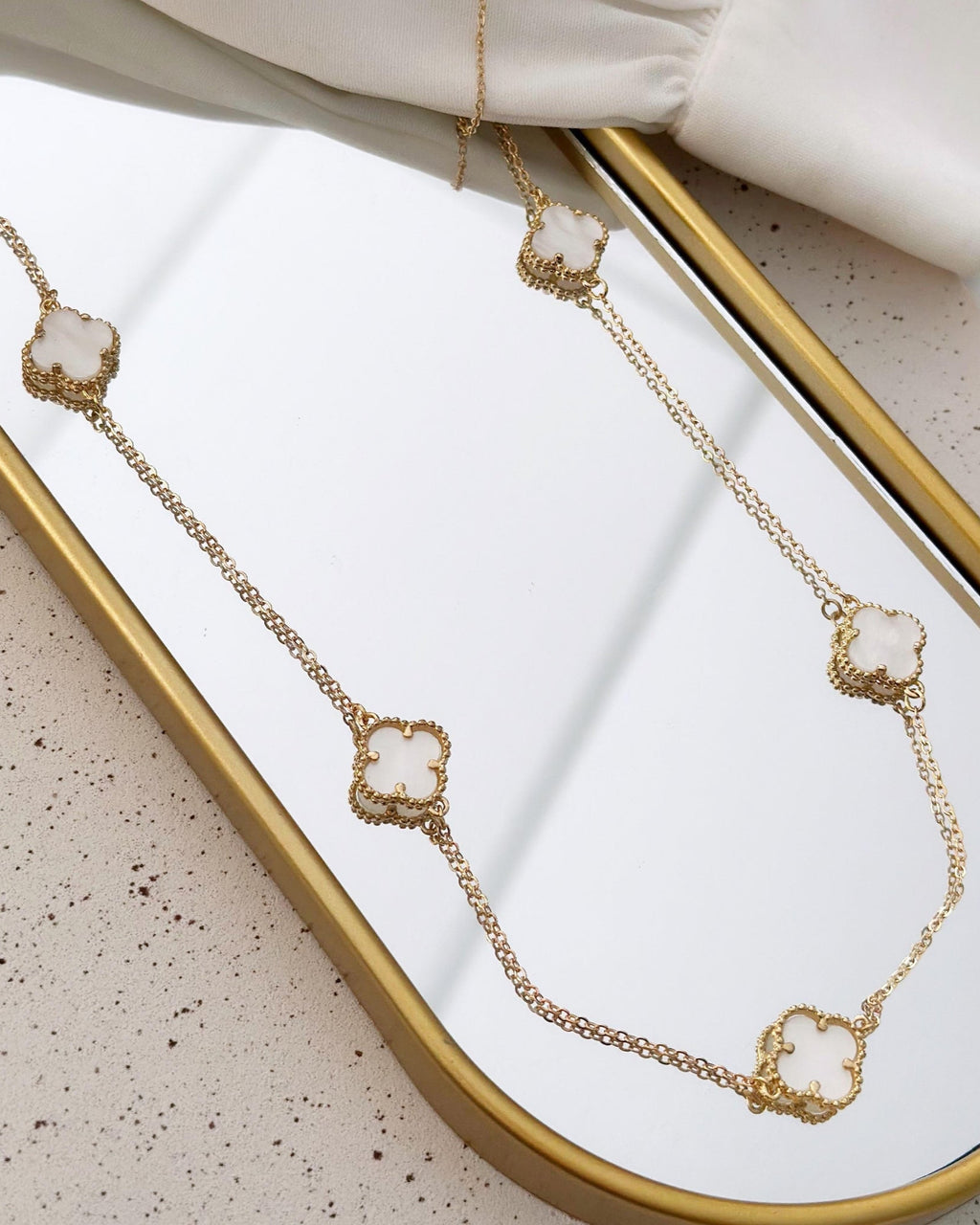 Colar Folheado a ouro 18k aço inox inspiração Virginia branco pérola .
