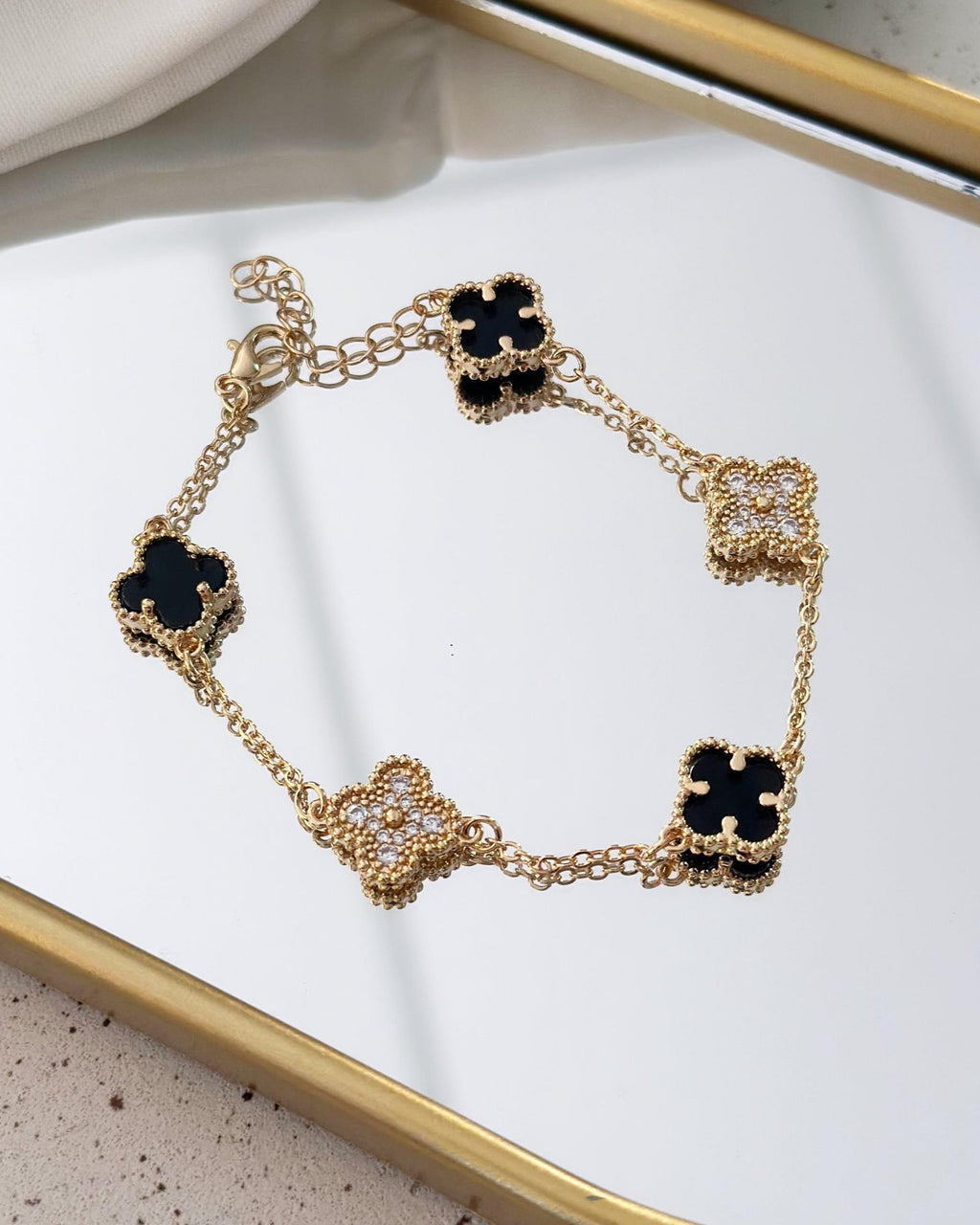 Pulseira Folheado a ouro 18k Inspiração Virginia Madre pérola preta cravejada.