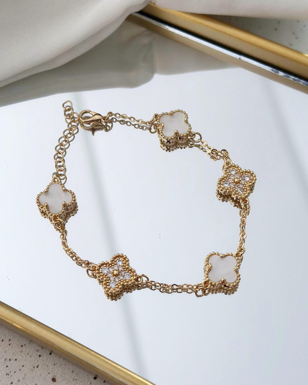 Pulseira Folheado a ouro 18k Inspiração Virginia Madre pérola branco cravejada.