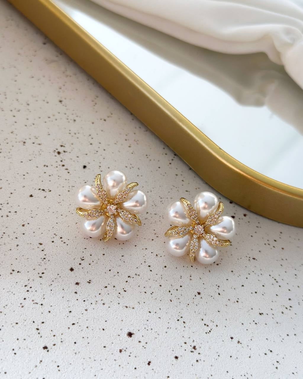 Brinco Folheado a ouro 18k Flor de pérola cravejado.