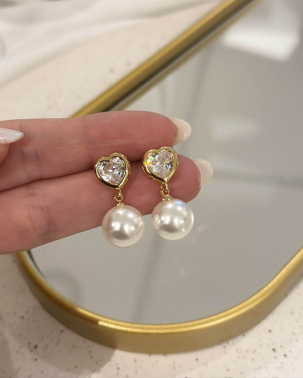 18k gold plated heart earring with zirconia and pearl.