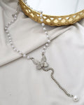 Colar Folheado a prata Borboleta com pérola e fileiras de strass.