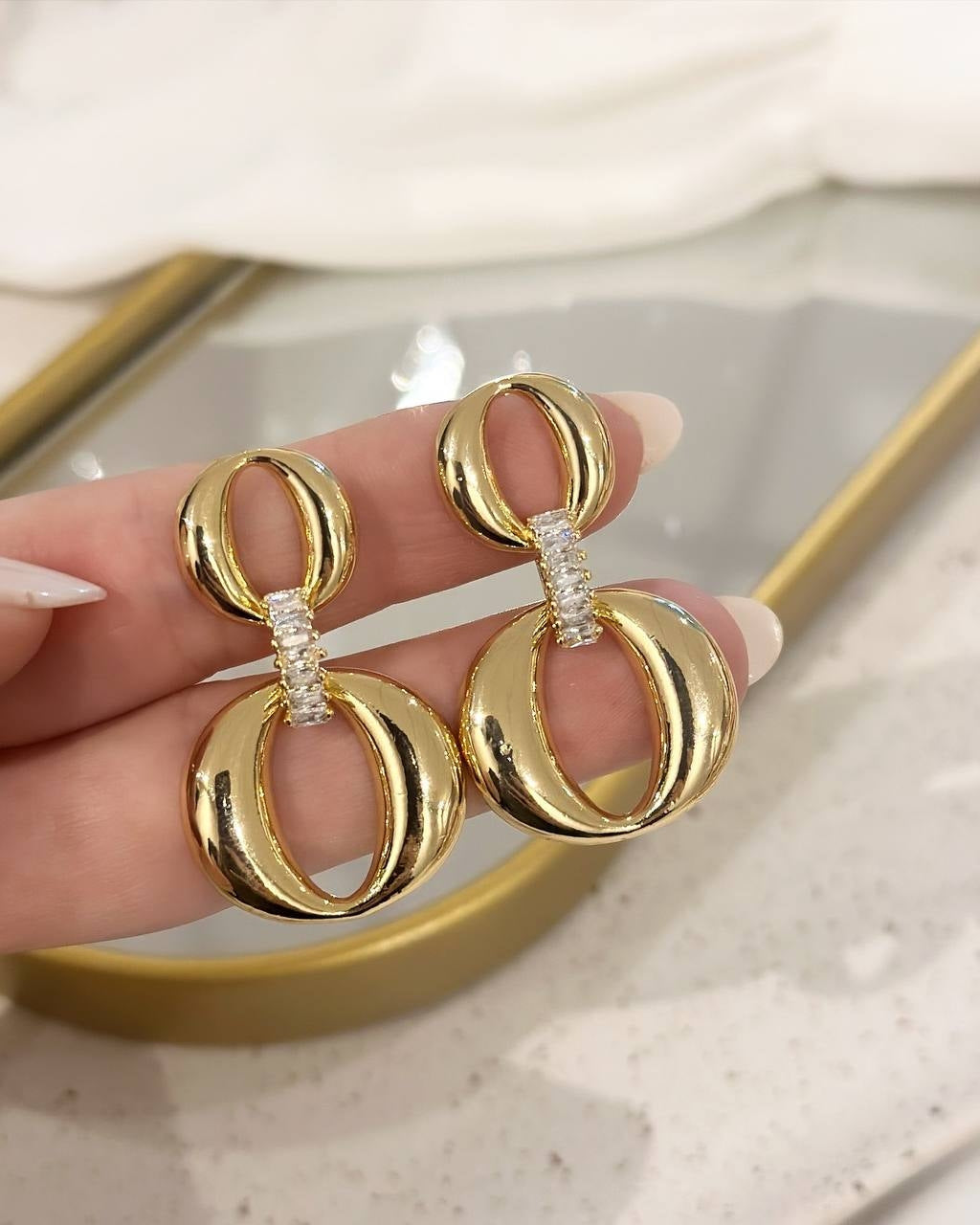 Brinco Folheado a ouro 18k Esfera maior e .menor vazada com zirconia.