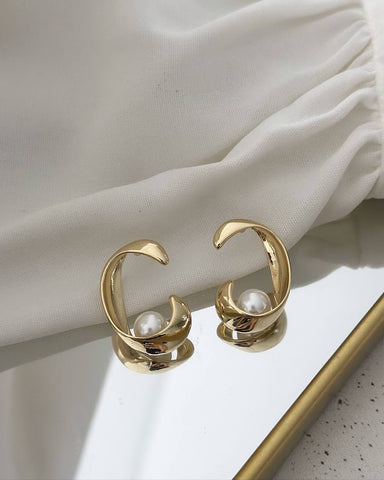 Brinco Folheado a ouro 18k gancho com pérola.