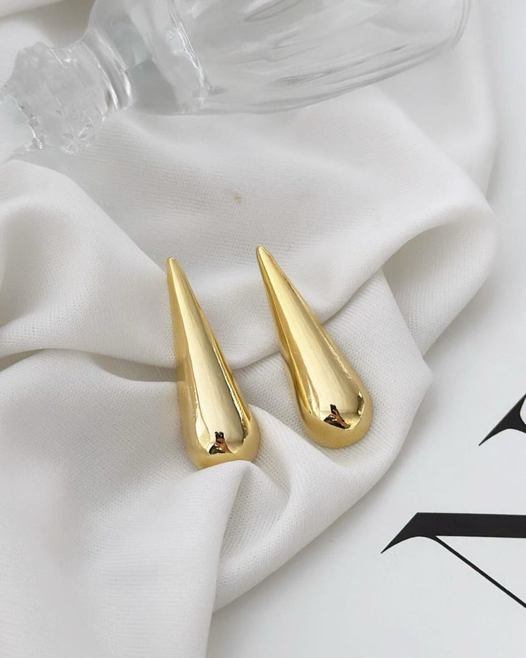 Brinco Folheado a ouro 18k Gota fina lisa.