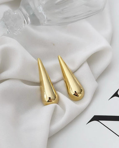Brinco Folheado a ouro 18k Gota fina lisa.