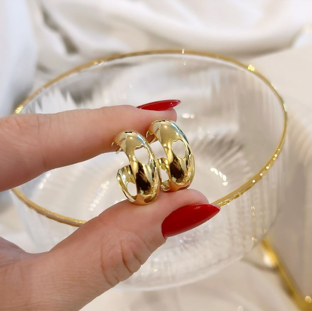 Argola folheado a ouro 18k vazado com detalhe de coração.