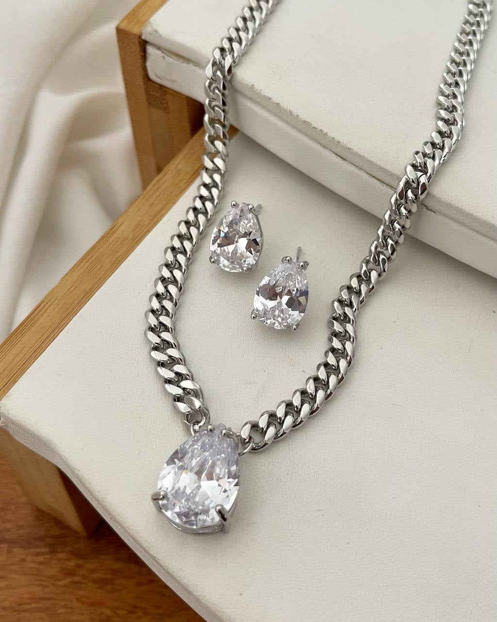 Conjunto Folheado a prata zirconia gota cristal.
