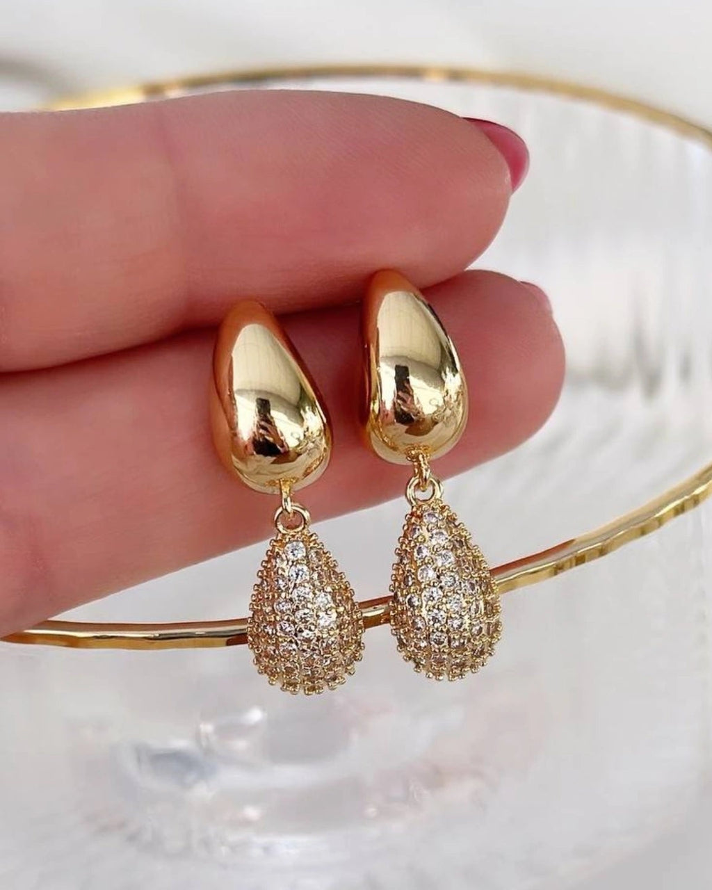 Brinco Folheado a ouro 18k Gota Semi cravejado com zirconia.