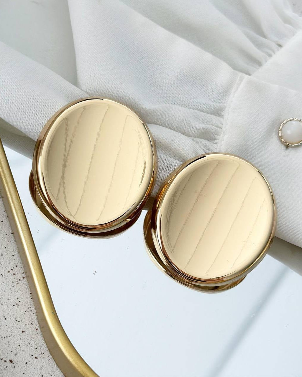 Brinco Folheado a ouro 18k Liso martelado.