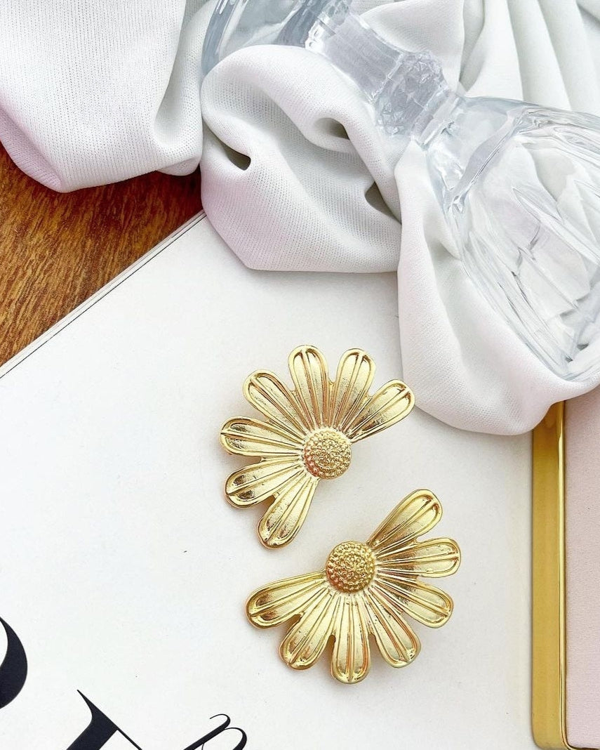 Brinco Folheado a ouro 18k Flor detalhada.
