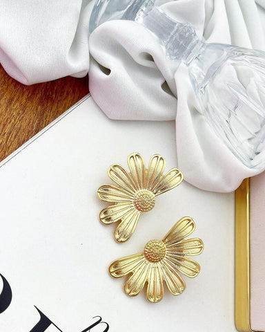 Brinco Folheado a ouro 18k Flor detalhada.