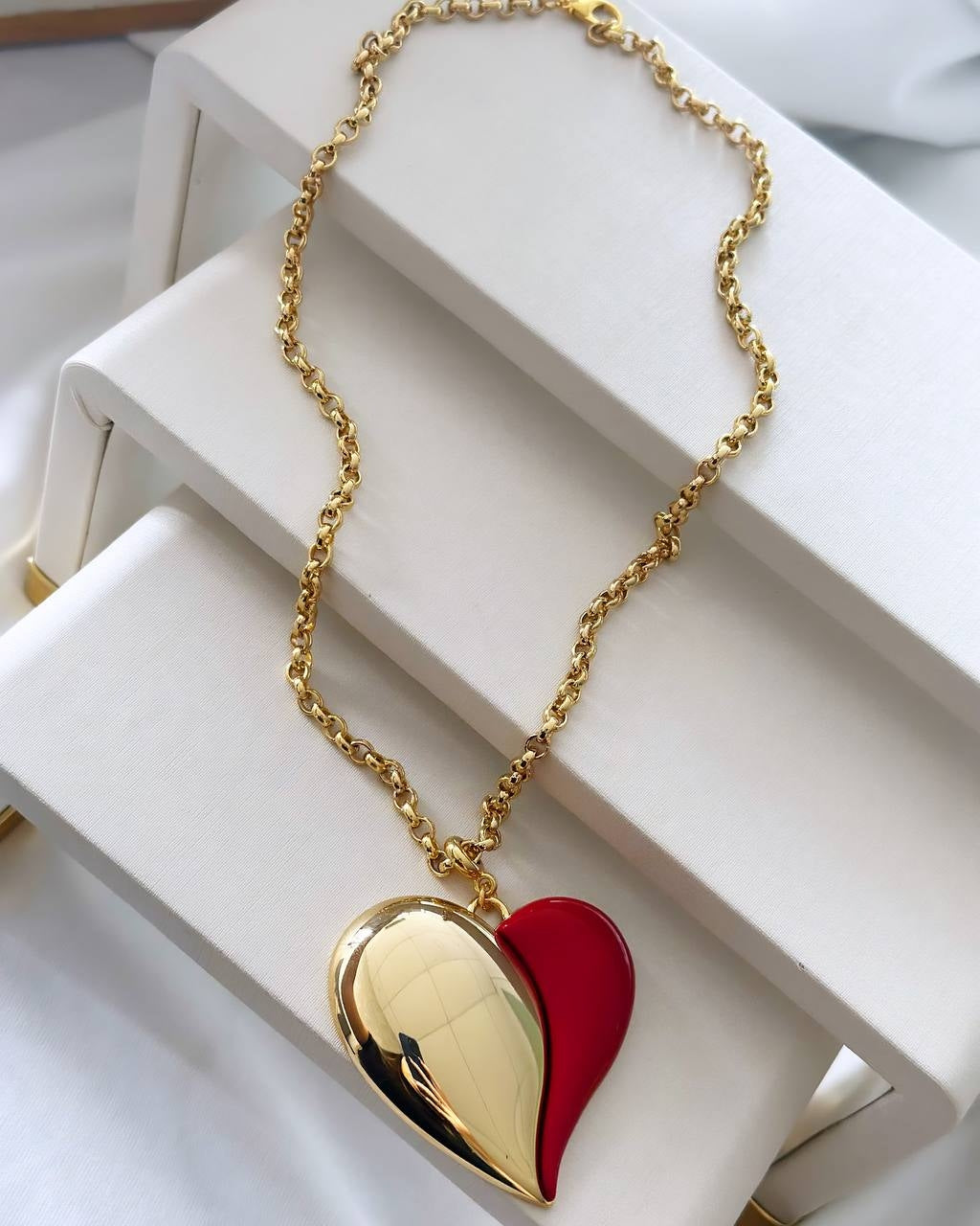 Colar semijoias ouro 18k Coração grande com detalhe vermelho .