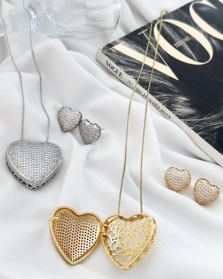 Conjunto Folheado a prata e ouro 18k  Coração relicário cravejado.