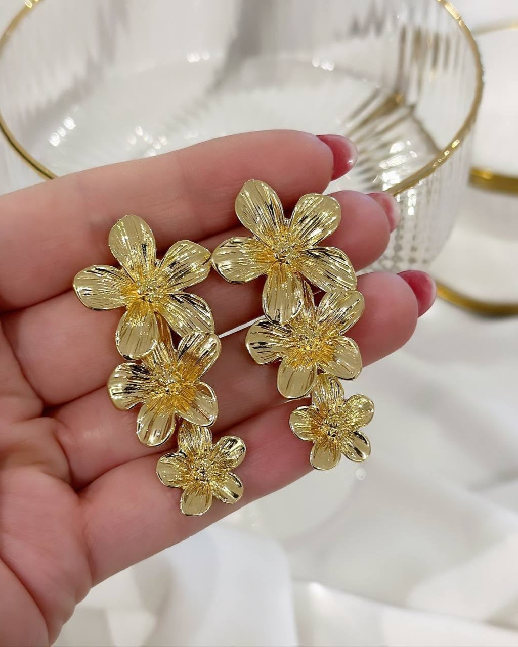 Brinco Folheado a ouro 18k Flores enfileiradas.