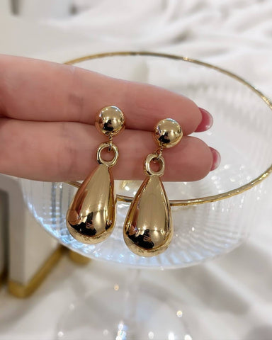 Brinco Folheado a ouro 18k Esfera e gota .