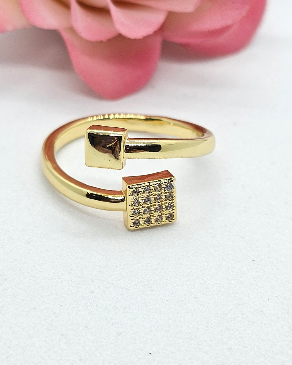 Anel semijoias 18k Esfera quadrada lisa e cravejada regulável.