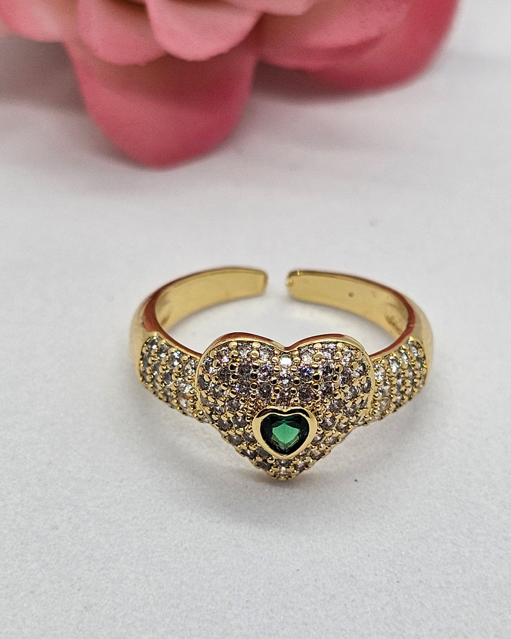 Anel semijoias 18k coração cravejado e com zirconia verde no centro regulável.