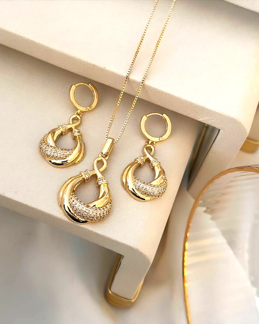 Conjunto Folheado a ouro 18k Entrelaçado cravejado.