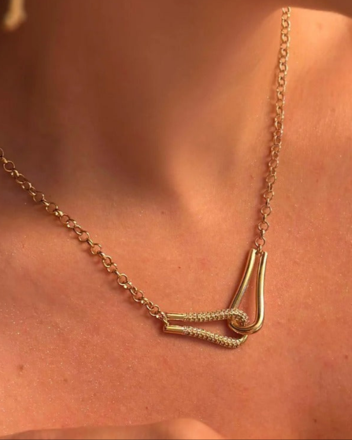Colar Folheado a ouro 18k Entrelaçados cravejado.
