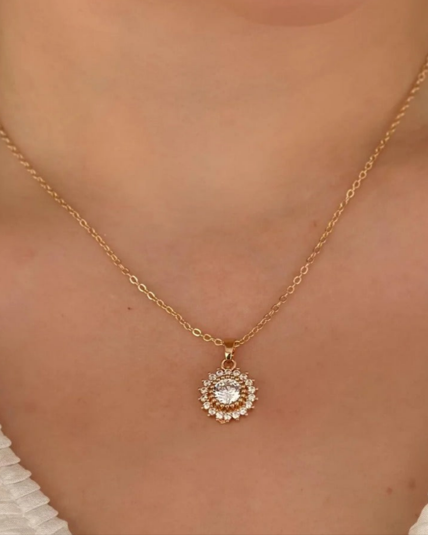 Colar Folheado a ouro 18k com pingente ponto de luz .