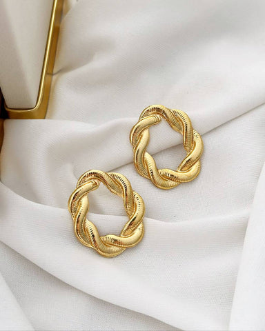 Brinco Folheado a ouro 18k Laminado entrelaçados.