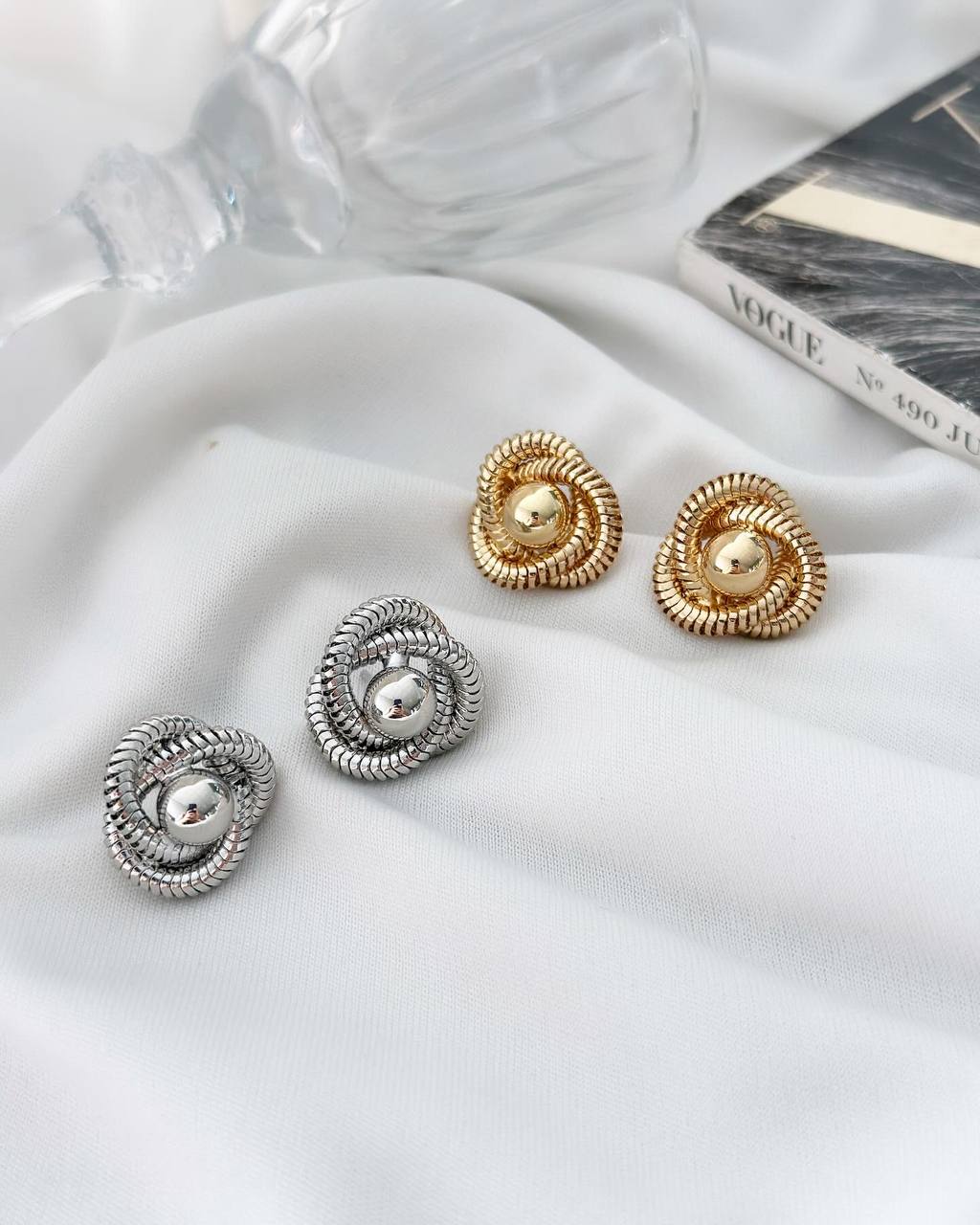 Brinco Folheado a ouro 18k Laminado entrelaçados com bolinha no centro
