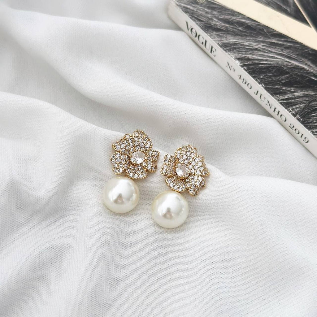 Brinco Folheado a ouro 18k e folheado a prata Pérola Flor com zirconias cravejada.