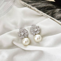 Brinco Folheado a ouro 18k e folheado a prata Pérola Flor com zirconias cravejada.