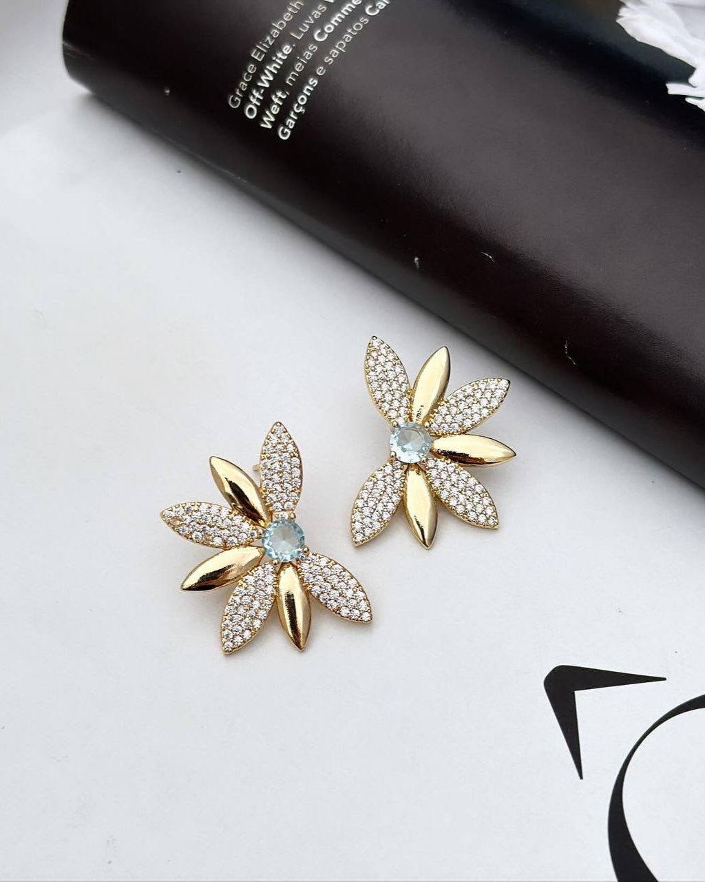 Brinco Folheado a ouro 18k Folhas Lisas e Cravejadas Cristal com ponto de luz no centro .