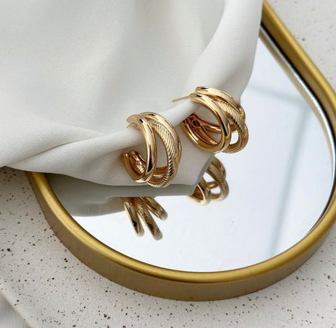 18k gold plated hoop detailed in the middle.